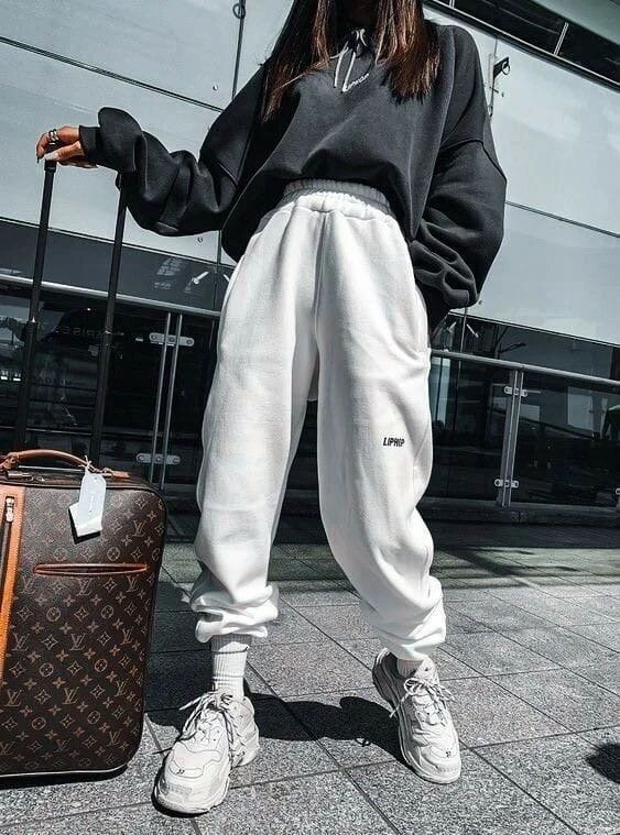 Спортивный и опрятный вариант одежды.