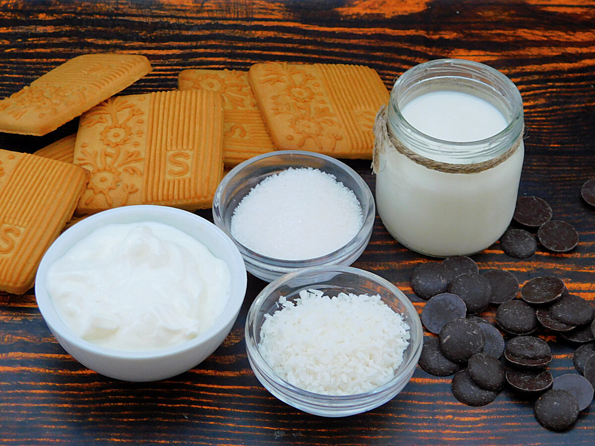 Ингредиенты для приготовления мини-торта из печенья и сметанного крема