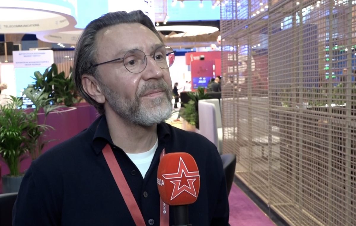 Сергей Шнуров рассказал о своей новой группе на ПМЭФ-2021. Фото - телеканал Звезда