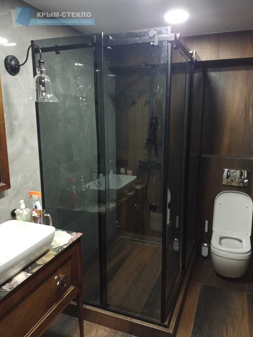 Угловая душевая кабина из стекла