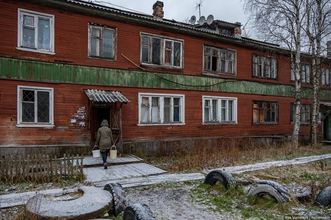 Барак дом. Барак дом ссср. Барак советский союз. Барак на улице граничной омск. Барак жилище.