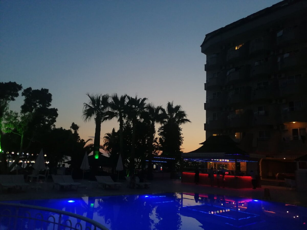 Вот он, около бассейна )