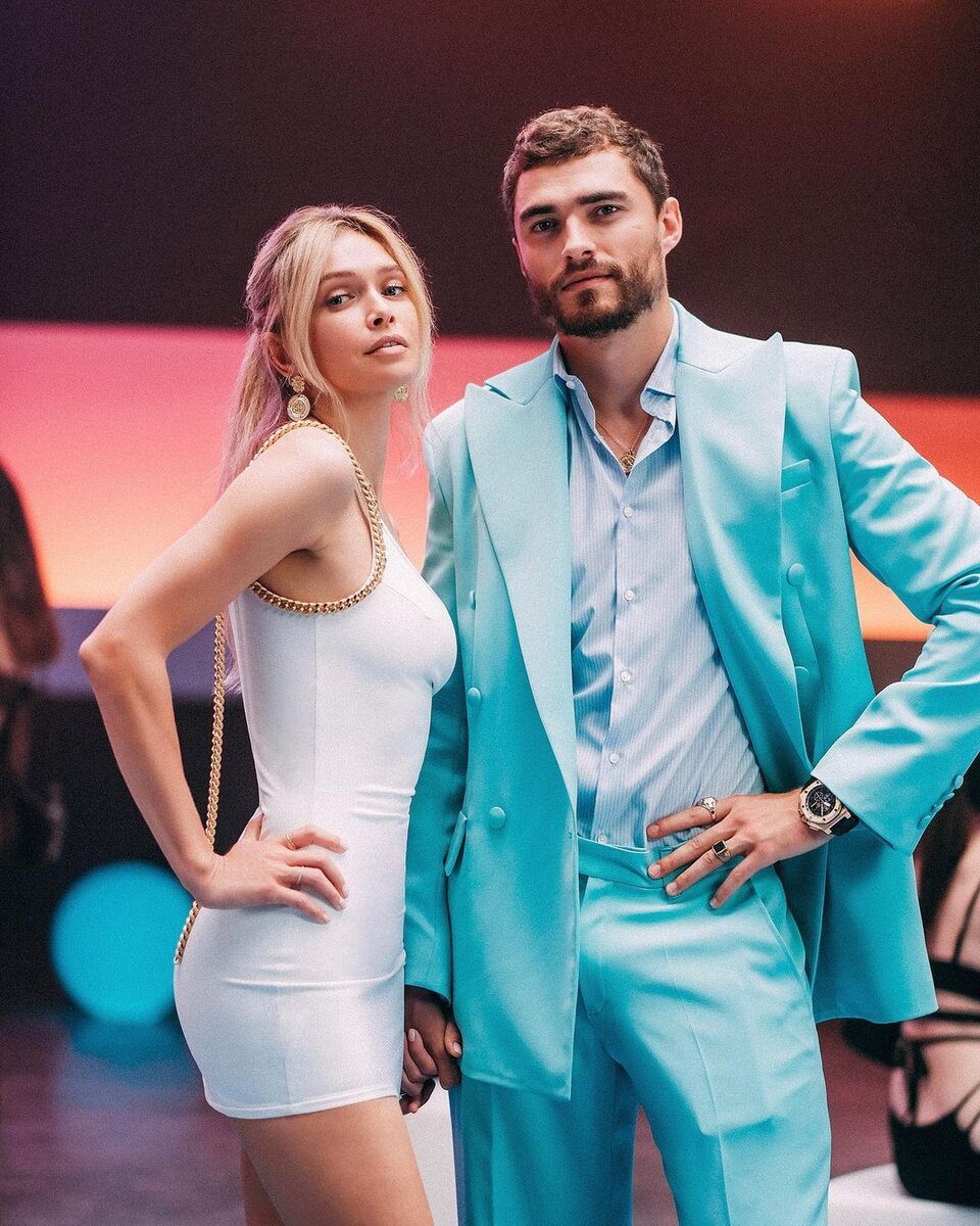 Вера Брежнева и актёр из клипа "Вера Брежнева - Розовый дым" Источник: инстаграм певицы