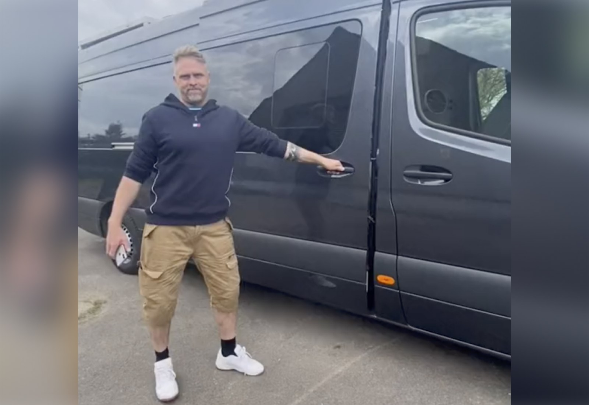 Кадры из видео © TikTok / vanlifebuilds 
