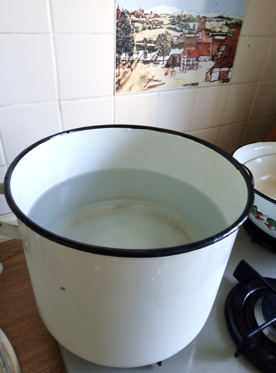 Вода - 6 литров. Пока она закипает, готовим всё остальное