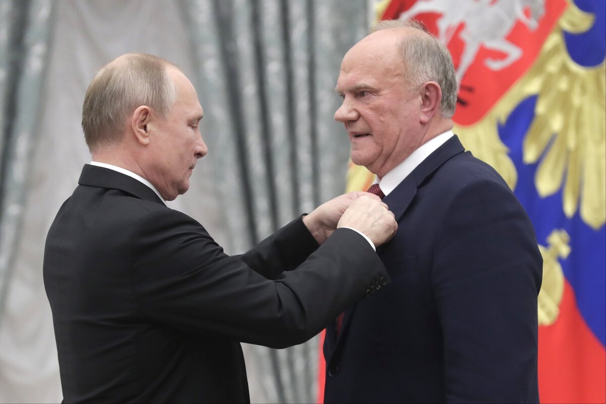 Капиталист Путин вручает очередную награду коммунисту Зюганову «За заслуги перед Отечеством». Что за сюр?