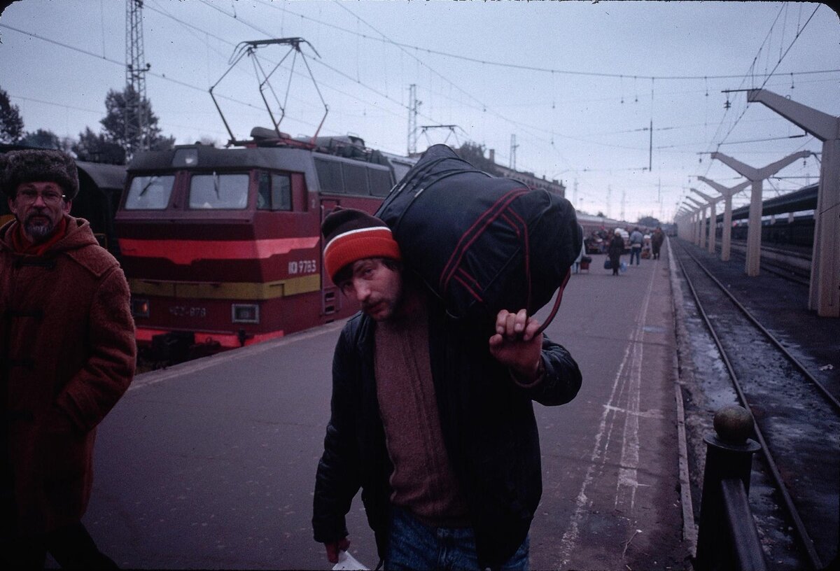 Санкт петербург 90 сайт. Московский вокзал в 90 е. Московский вокзал перрон. Санкт-Петербург 90. Санкт-Петербург 90-е.