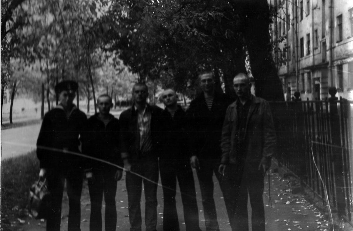 справа ещё бывшие абитуриенты, а слева уже курсанты. из архива автора.