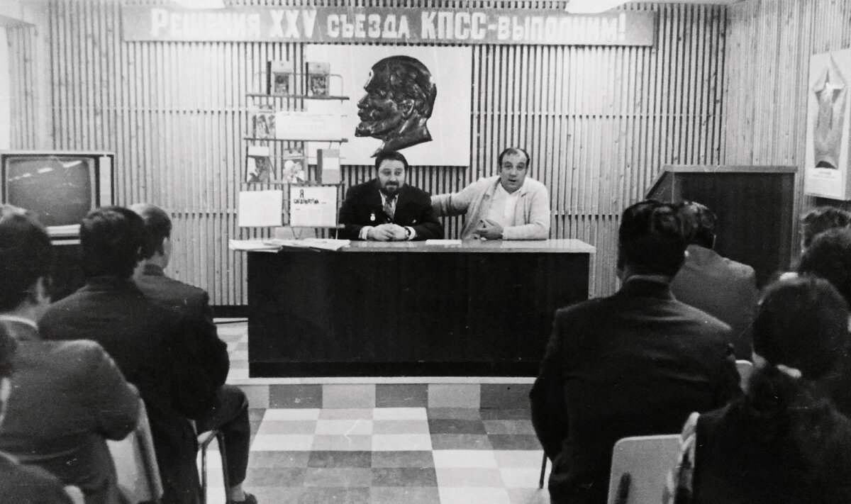 Братья Вайнеры много писали про милицию и регулярно "ходили" в милицию. В моём бывшем ОВД они были в середине 70-ых. Фото из личного архива автора.