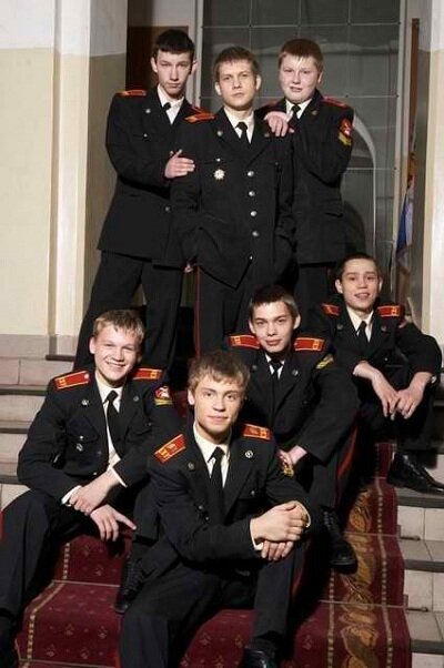 Мальчишки четырнадцати лет оказываются в Суворовском училище – кто-то благодаря семейной традиции, кто-то ради высоких идеалов, а кто-то даже не по собственной воле. Поступив в Суворовское, ребята поначалу не представляют всей степени нагрузки, а главное - ответственности, которая окажет глубокое влияние на их последующую жизнь. Издавна, начиная с 18 века, из стен кадетских корпусов выходили благородные офицеры, цвет нации, защитники Отечества, опора и гордость высшего общества, - это были элитные заведения, где всегда было почетно и очень трудно учиться. Но свою избранность наши суворовцы начинают осознавать не сразу...