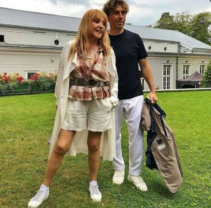 Алла Пугачева в хлопковых шортиках не постеснялась покрасоваться в мини. Фото: Instagram.com/_alla.pugacheva