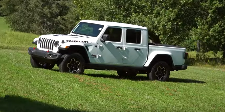 Дизайн передней и левой части кузова у Jeep Gladiator 2020 года.