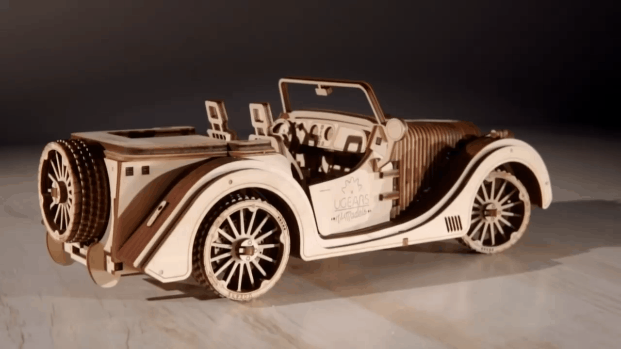 Можно открыть каждую дверь, капот и багажник, покрутить руль, сменить скорость на коробке передач и разогнать поршни в двигателе — все работает, прямо как в настоящем автомобиле 