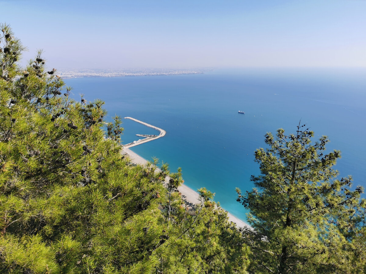 Вид с обзорной площадки на порт и море. Анталья, Турция