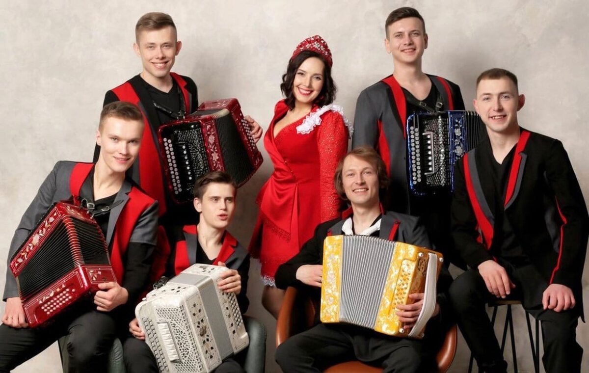 Есть целые ансамбли баянистов