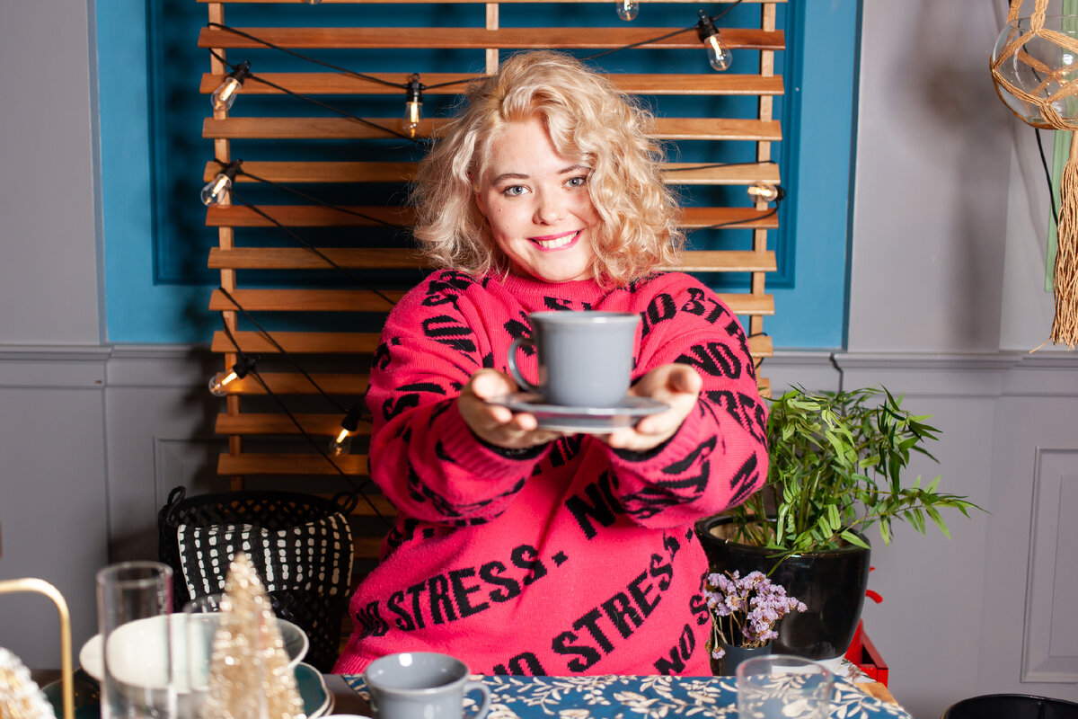 Специально для этой публикации: в образе Нади - Ксения (модель агентства Елены Акукве).  Фотограф: Ангела Толстова (Пушба). Локация съемки предоставлена: zen.yandex.ru/laredoute