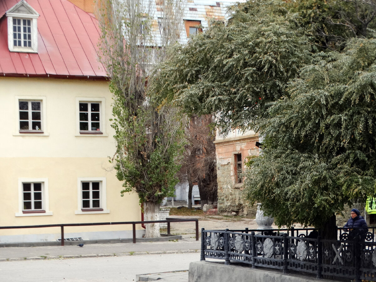 Слева - дома аптекаря, справа за деревом виден дом пастора