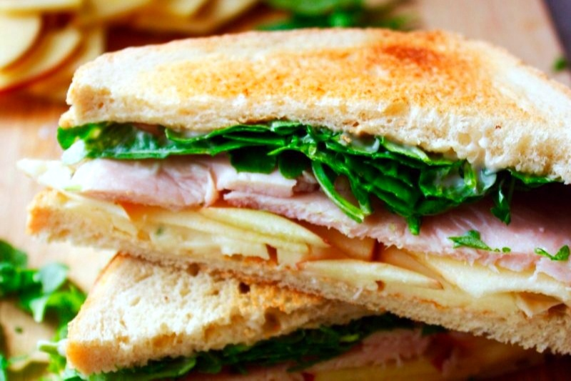 сэндвич с индейкой, яблоком и сыром