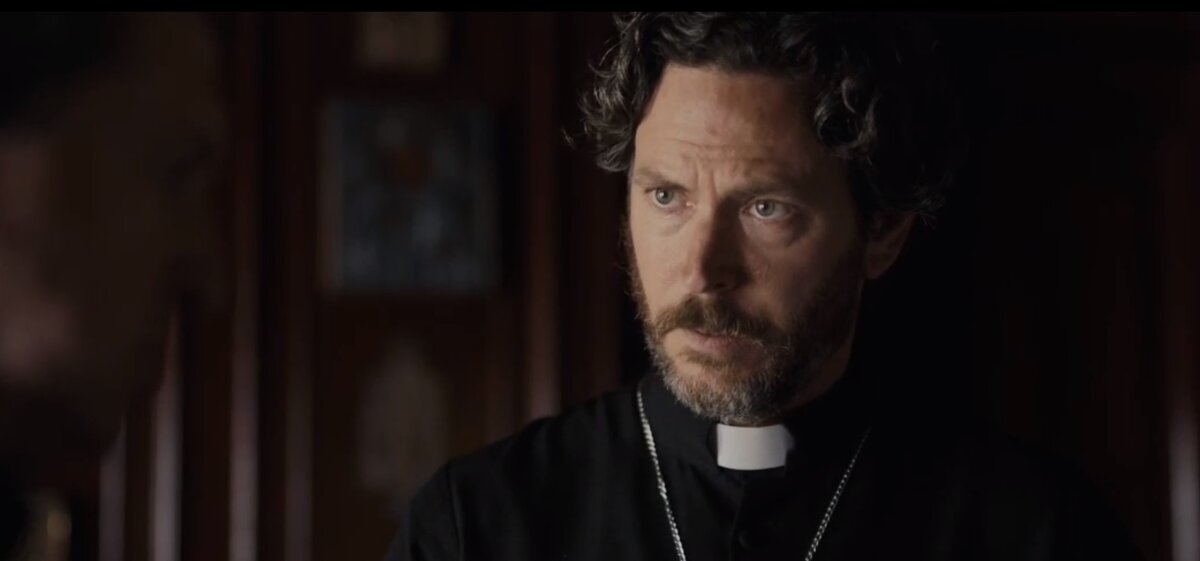 Уилл Бейнбринк в роли священника