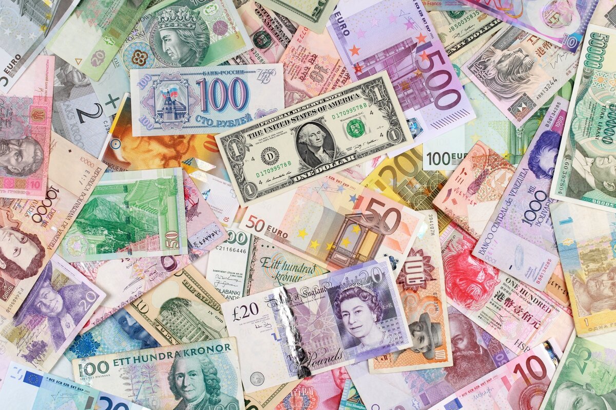 Деньги доллары евро. Денежный фон. Разноцветные деньги. Бумажные деньги. Деньги разные.