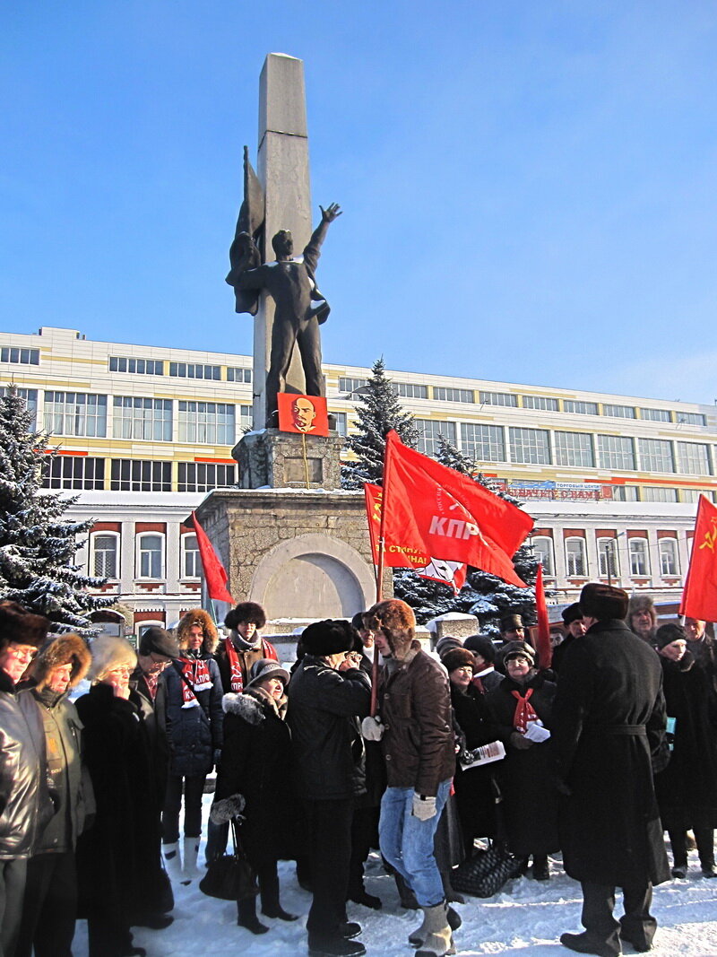 Орехово-Зуево - город Морозовской стачки 1885 г. Современный митинг у памятника федерального значения Борцам Революции