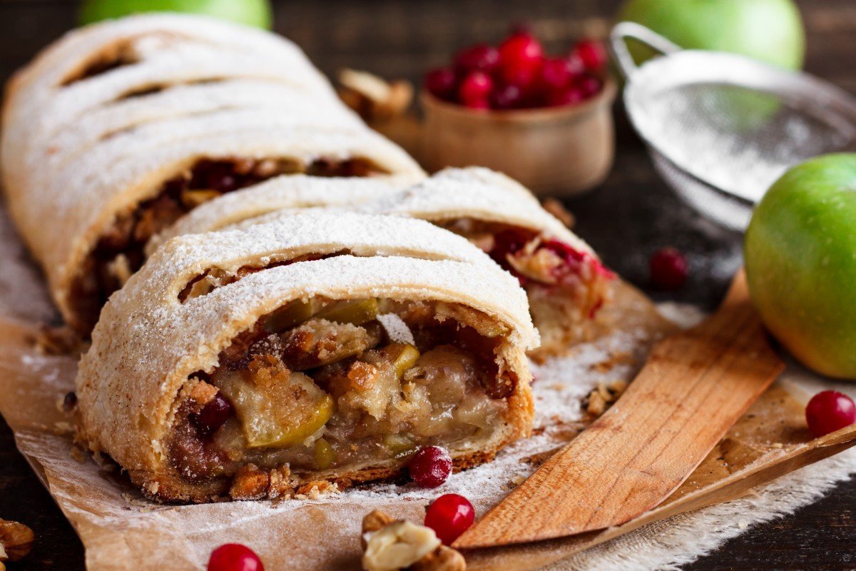 Рулет из слоеного теста с яблоками. Яблочный штрудель (Apfelstrudel). Классический яблочный Венский штрудель. Яблочный штрудель Шоколадница. Венский апфельштрудель.