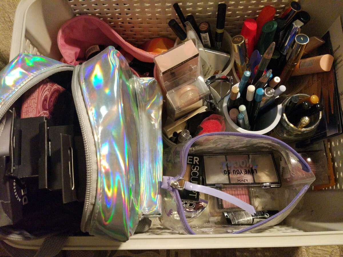 Стараюсь всегда хранить косметику, распределив её заранее на зоны применения и периодически провожу ревизии 