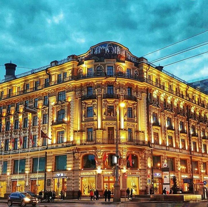  Это роскошное здание является украшением Тверской улицы и Манежной площади