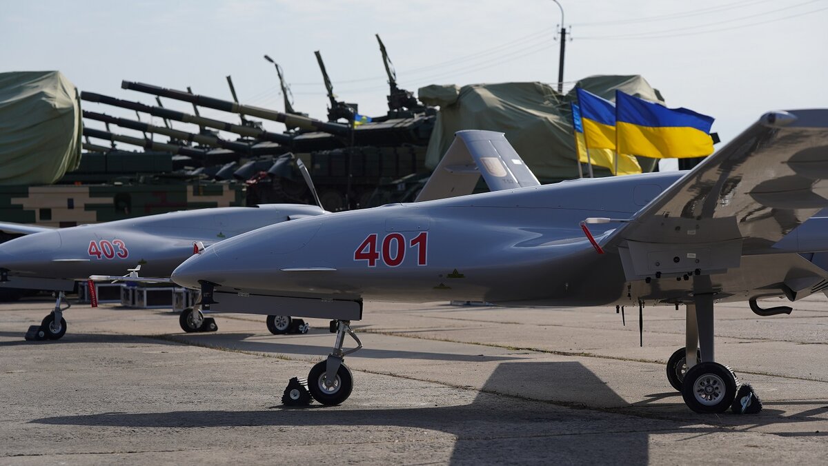 Украинские военные испытывают беспилотник Байрактар ТБ2.