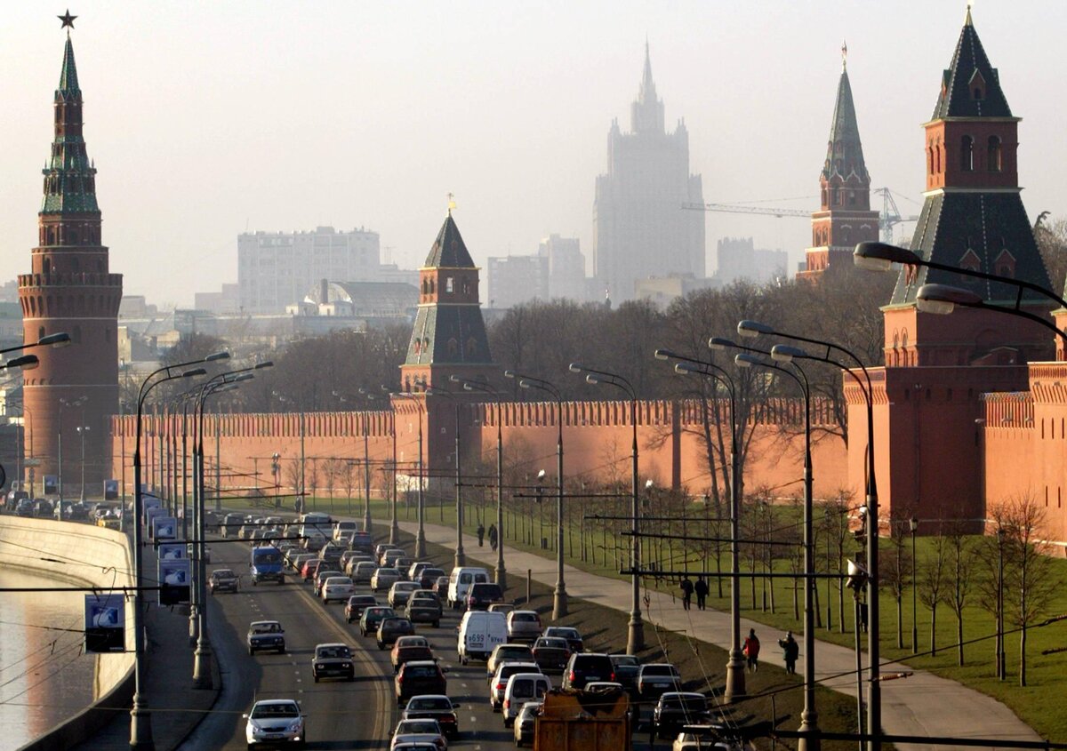 Будет ли въезд в москву. Кремль око Саурона. Кремль с глазом Саурона. Въезд в Москву. Глаз в Кремле.