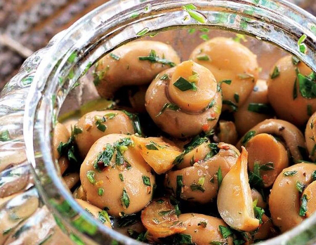 Шампиньоны маринованные быстрого. Закуска из шампиньонов на праздничный стол. Грибы шампиньоны маринованные. Малосольные грибы шампиньоны. Малосольные шампиньоны.