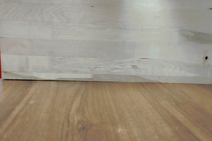 Рабочая батарейка падает. Нерабочая - прыгает.