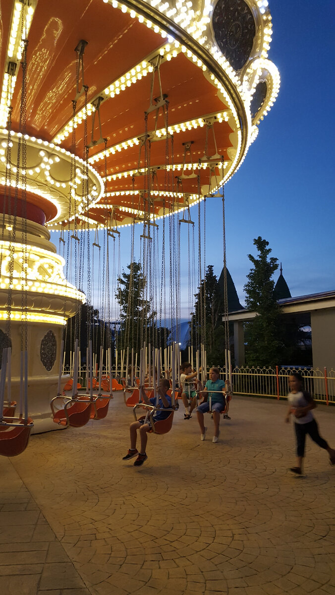 Карусели в парке (фото из личного архива)