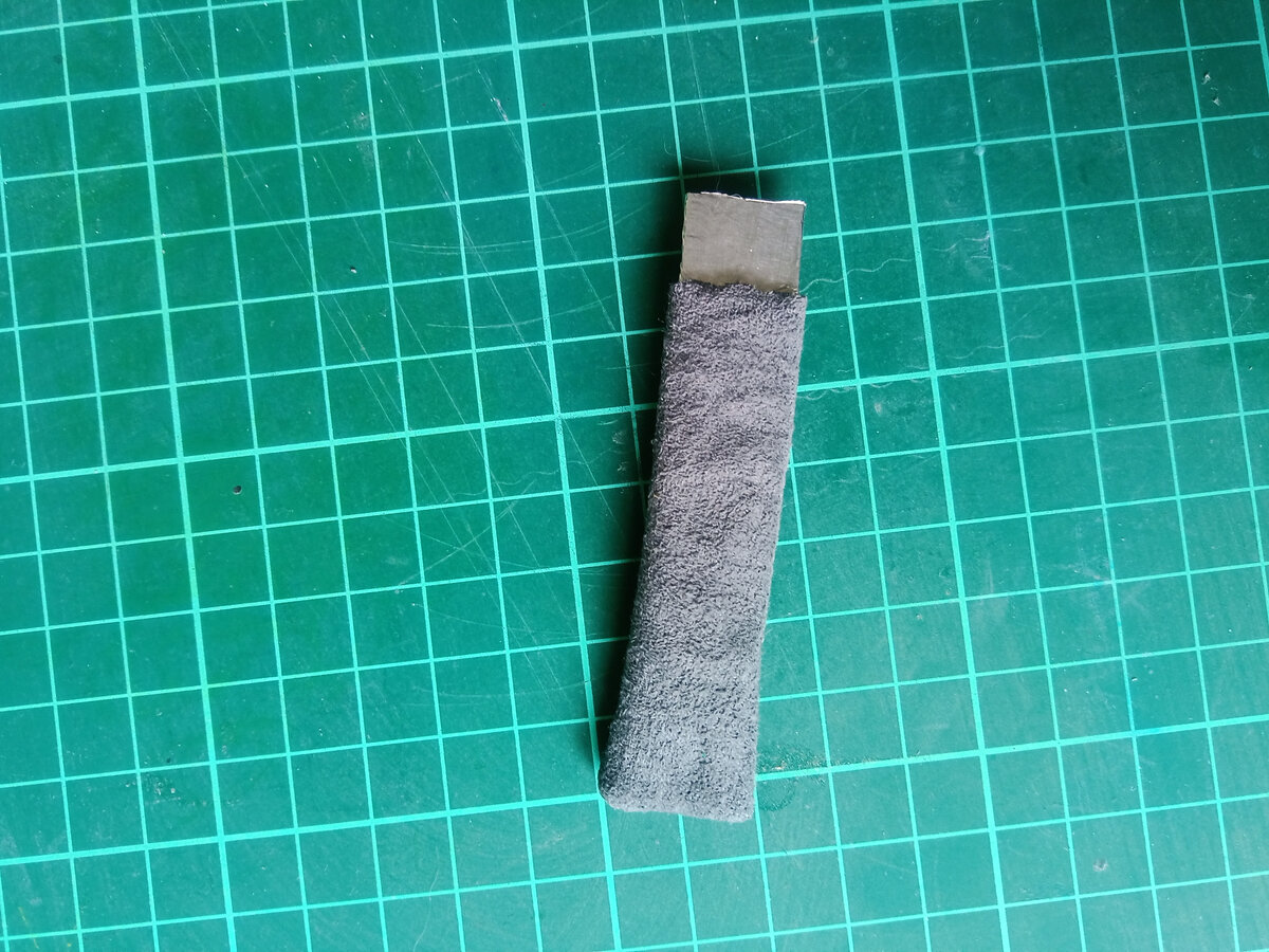 вставляем в него магнит, который приклеивали к картону размером 3x1.5см.