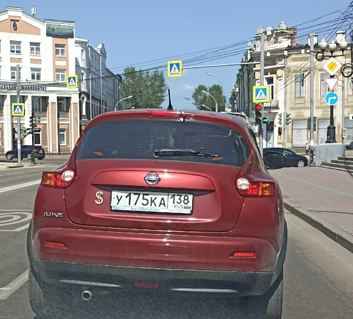 Есть мнение, что за рулем девушка с особенным характером:)
