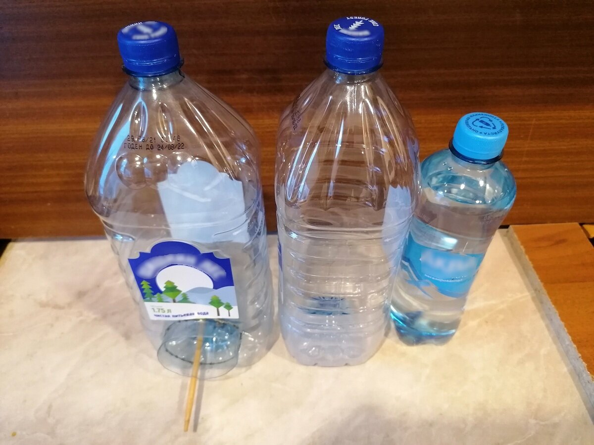 Слева - уже готовая кормушка