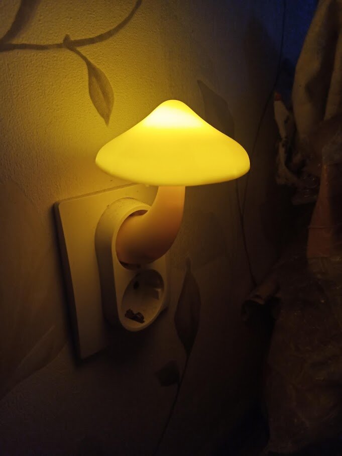 Очередной (сбилась со счета) ночник, купленный для детей. Фото сделано мной в 2022 году. 