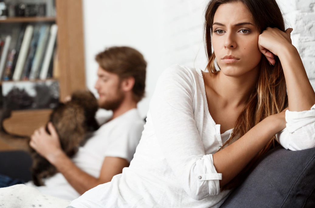 Пара переживает развод