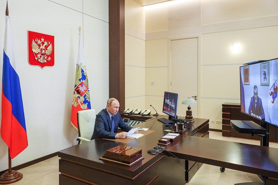     Президент поговорил по видеосвязи с врио главы Марий Эл Юрием Зайцевым. Фото: Михаил Климентьев/пресс-служба президента РФ/ТАСС
