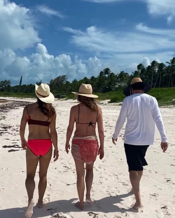    Дженнифер Энистон с друзьямиСоцсети