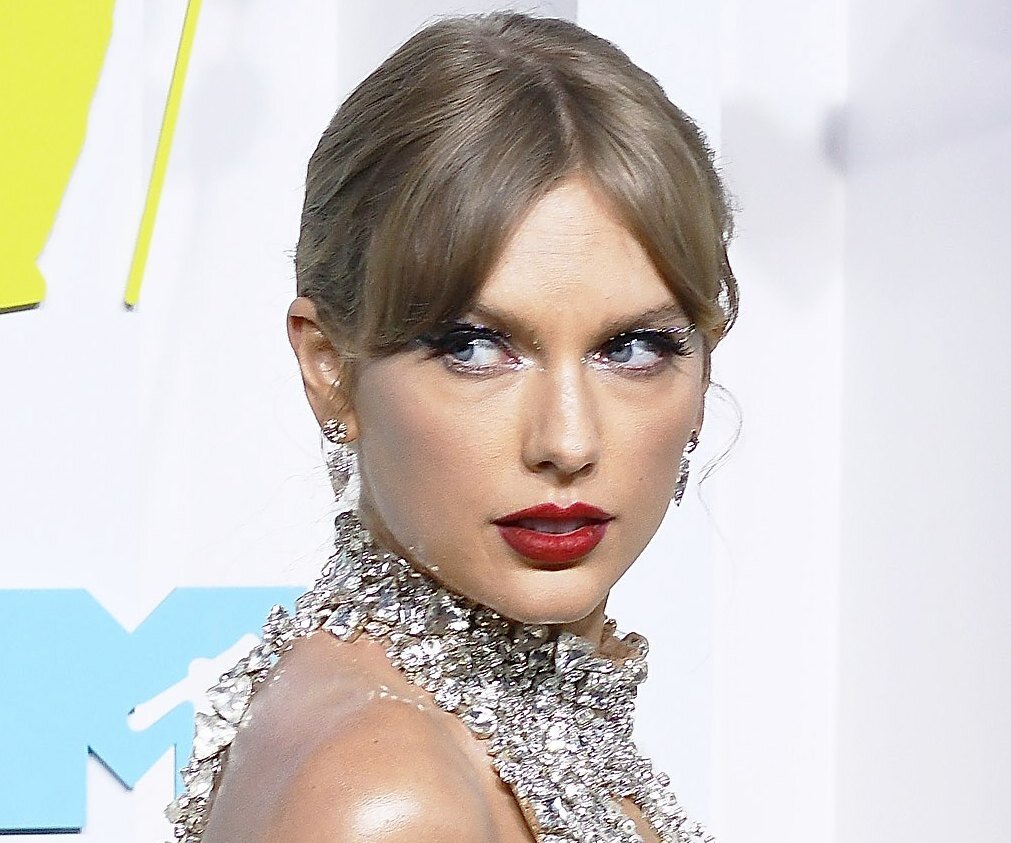     «Твой лучший наряд!»: Тейлор Свифт в сияющем мини на MTV VMA 2022 ошеломила фанатов
