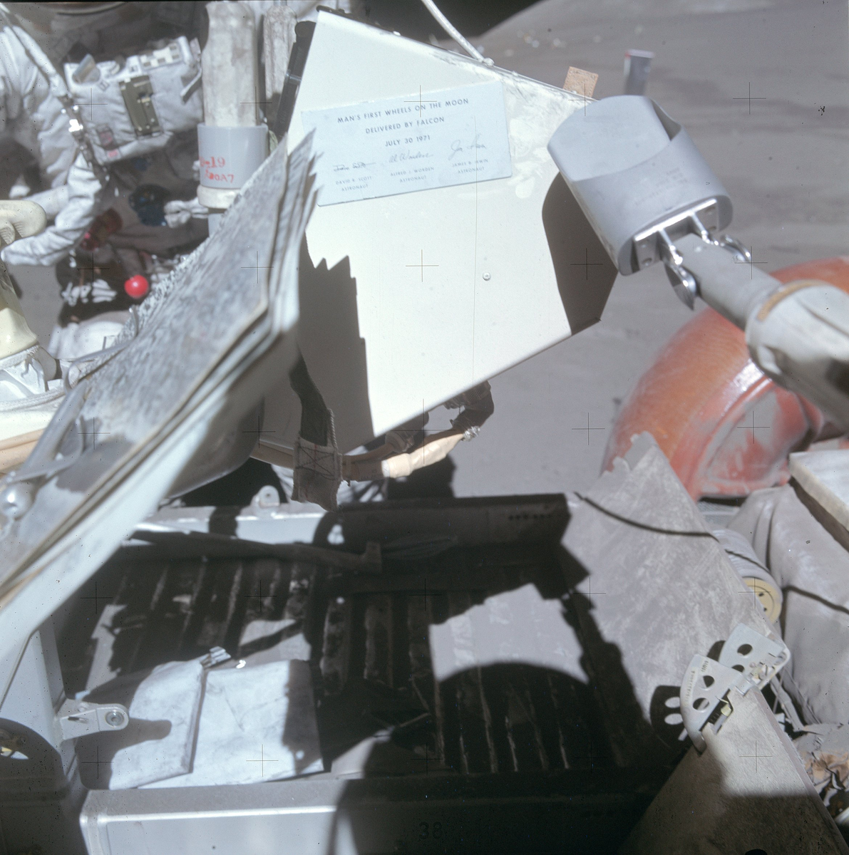 Табличка  на лунном ровере https://history.nasa.gov/alsj/a15/AS15-88-11862HR.jpg