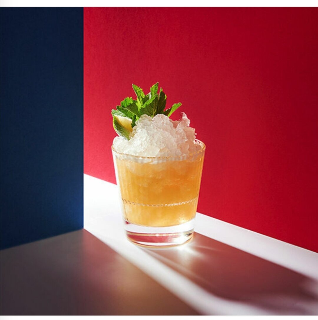 Это крепкий лонг на выдержанном роме с ликером драй оранж и двумя сиропами - сахарным и миндальным. Благодаря соку лайма и ананаса коктейль получается кислым и очень вкусным. Таитяне, которые дали коктейлю название, когда впервые попробовали "Май тай", сказали, что он "не от мира сего".