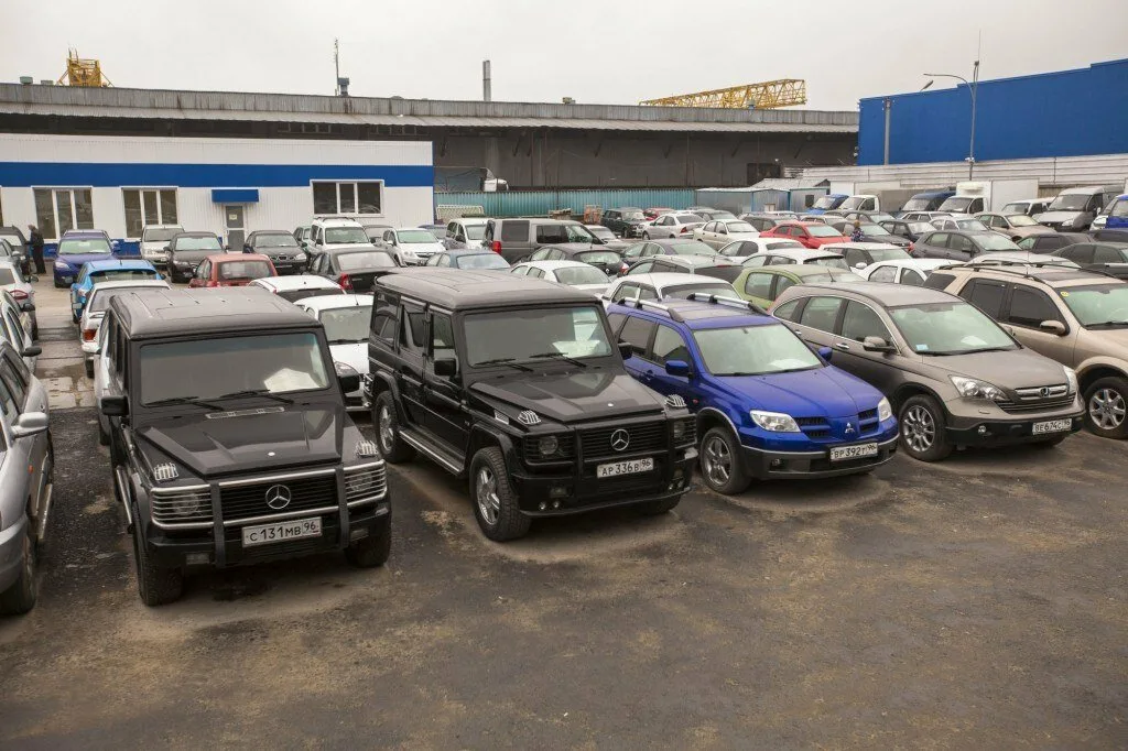 Автомобиль б у. Рынок машин. Авторынок Москва. Конфискованные автомобили в Америке. Авторынок Санкт Петербург.