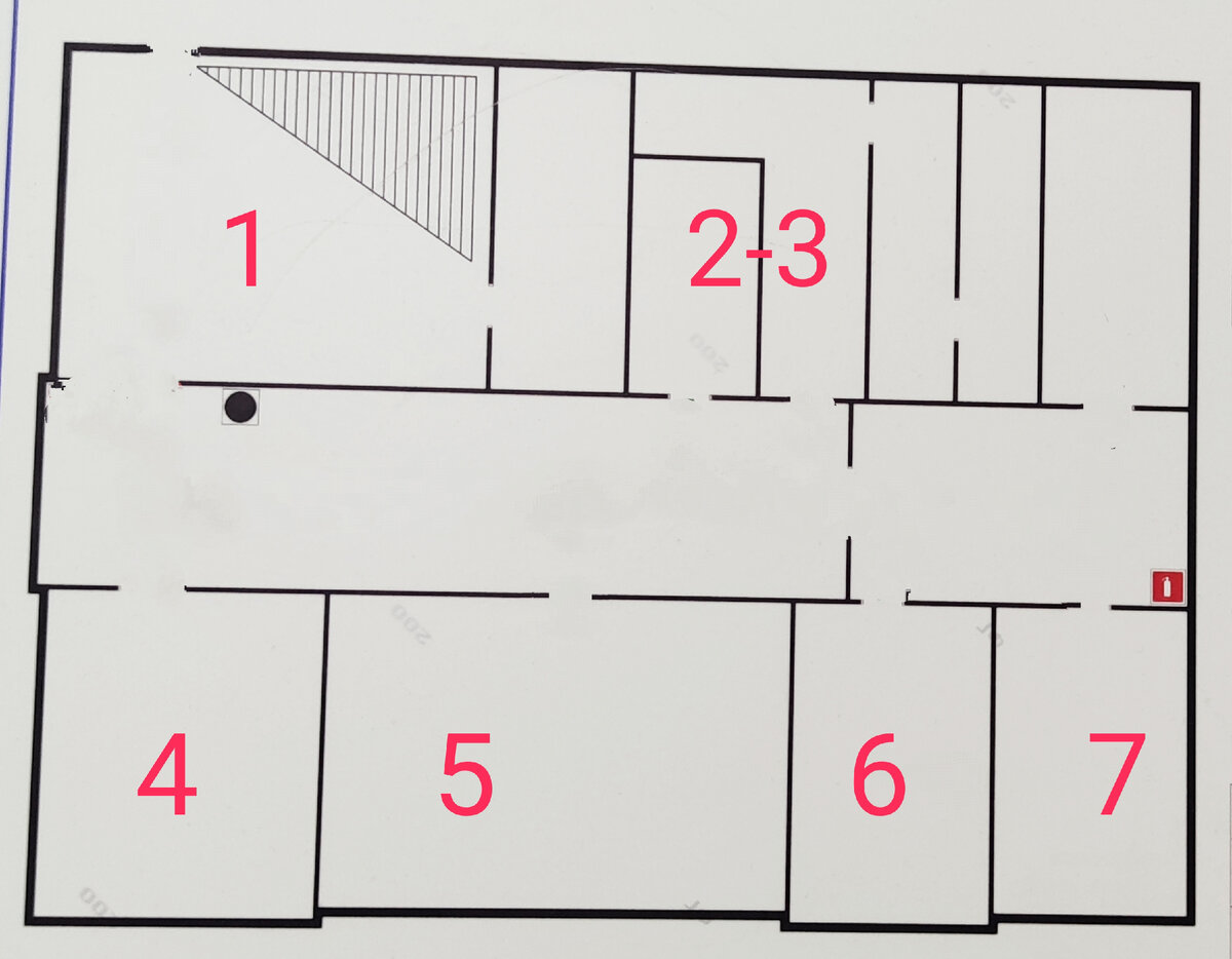 Этаж 1. Думаю, что раньше  на этаже было 6 или 8 комнат. Сейчас две из них были закрыты (я их оставила без номеров). 