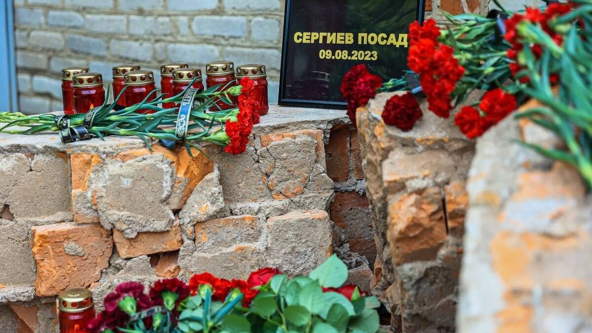    Жители Сергиева Посада массово несут цветы и свечи к входу на территорию Загорского оптико-механического завода (ЗОМЗ), где прогремел мощный взрыв.
