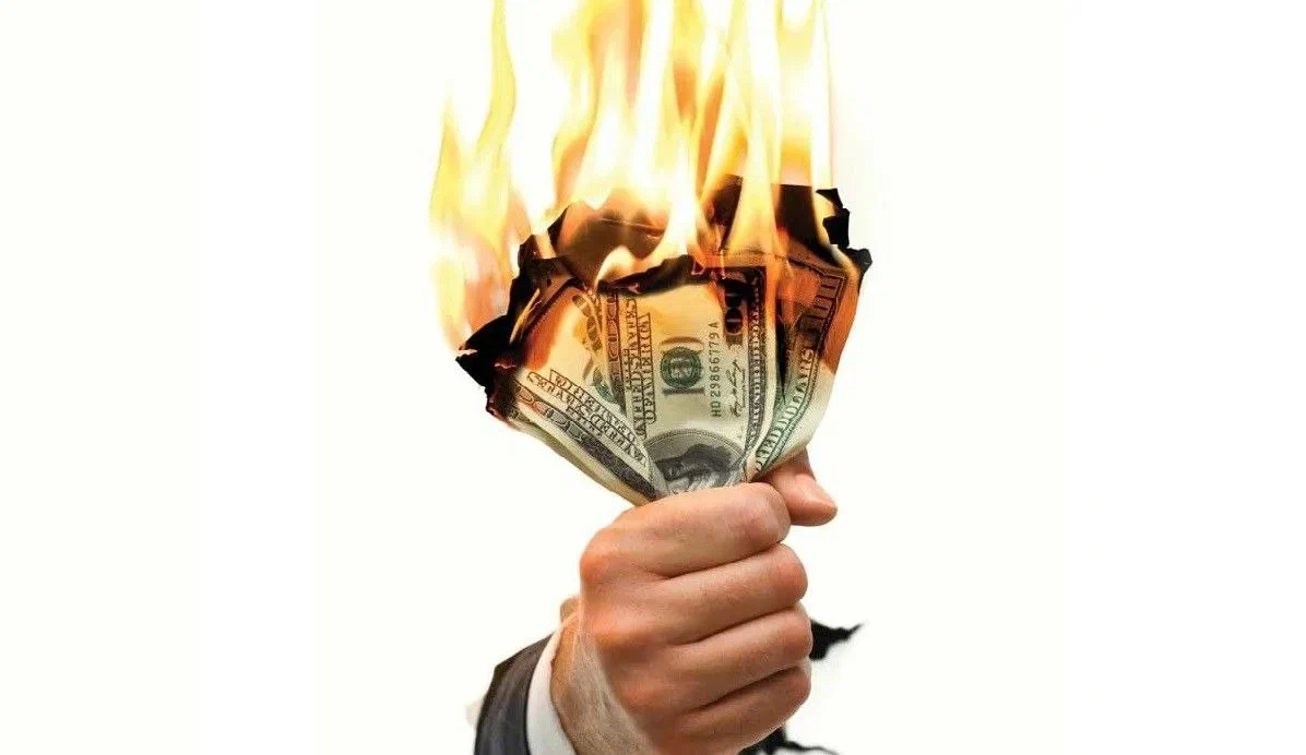 Fire para. Горящие деньги на белом фоне. Горящие деньги. Горящие деньги в руке