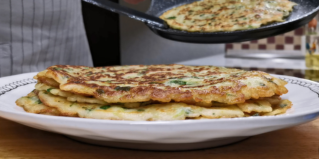 Блинчиков вкуснее в жизни не ели. Можно жарить без остановки, съедаются сколько ни приготовь (тесто на кабачках и картошке)