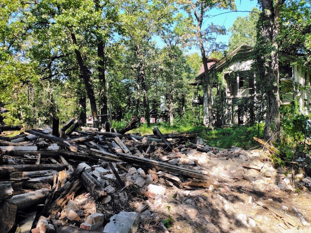    Снесённый флигель возле дачи. Фото Евгении Гвозденко