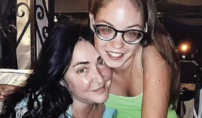 Ева хорошо окончила школу и поступила в университет